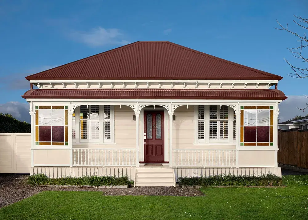 Villa with white facade and red roof