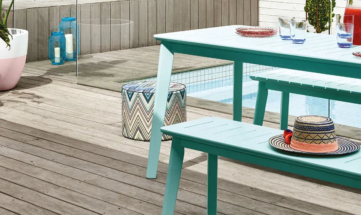 Refresh your outdoor furniture with Dulux® Weathershield®