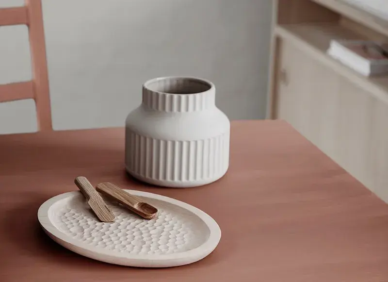 interior decor, table with pot and bowl.